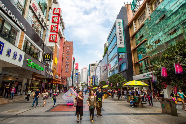 Xuân Hi Lộ (Chunxi Road) – con phố mua sắm nổi tiếng bậc nhất Thành Đô, tập trung các thương hiệu quốc tế và khu giải trí hiện đại.